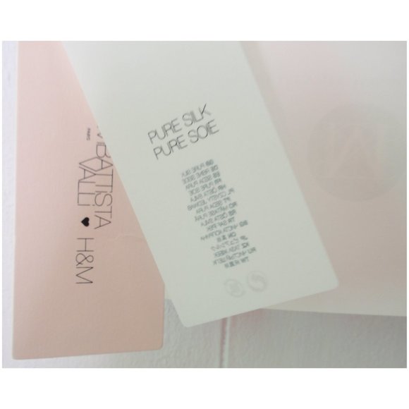 GIAMBATTISTA VALLI X H&M RED LIP PRINT 100% SILK NECKERCHIEF NWT - Picture 6 of 9